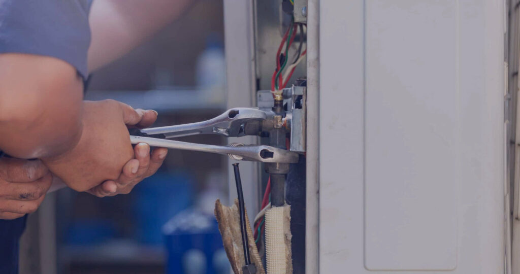 installer cutting ducting